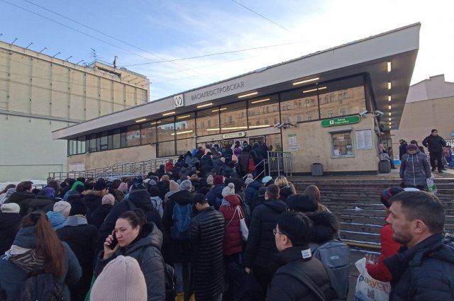Всем известный вестибюль «Василеостровский» на 7-й линии часто с трудом справляется с наплывом пассажиров.