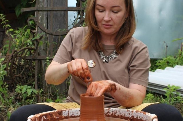 Ольга Углова создаёт авторскую посуду из керамики.