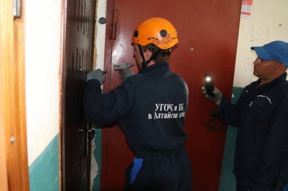 В Барнауле спасатели взломали дверь в квартиру больной женщины