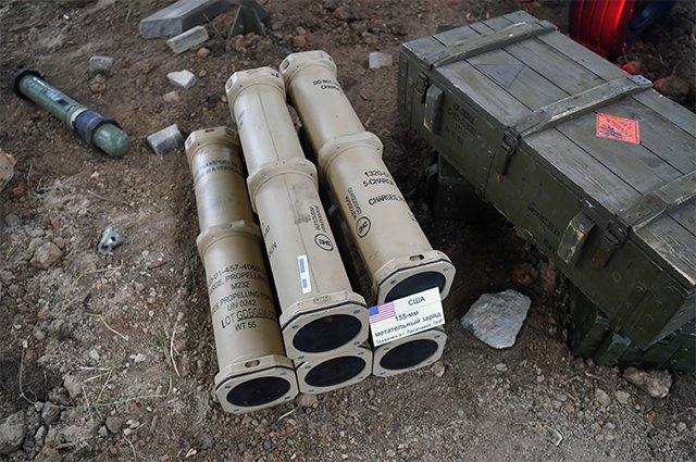 Американские 155-мм снаряды, захваченный в Лисичанске в ходе СВО.
