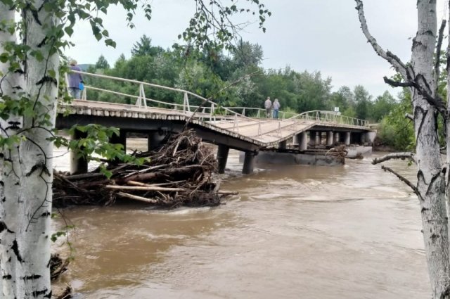 Мост в Амазаре повредило во время наводнения.