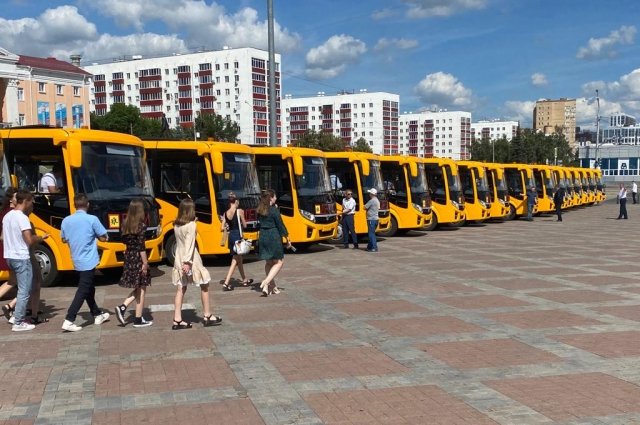В августе районам передали очередную партию автобусов, но всем так и не хватило.