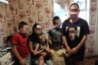 Юлия с детьми в ростовской квартире.