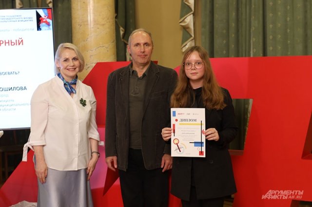 Злата Ворошилова (на фото крайняя справа) из Бутурлинской школы искусств стала лучшей в России в номинации «Культурный фронт».