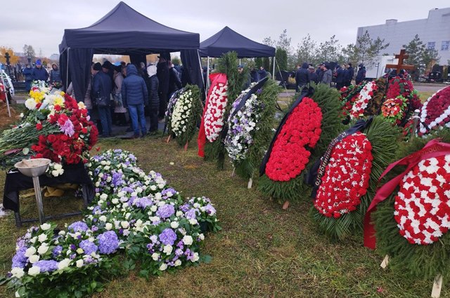 Церемония прощания с олимпийской чемпионкой по биатлону и лыжным гонкам Анфисой Резцовой на Троекуровском кладбище.