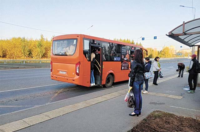В утренние часы с остановки «Парк «Молодёжный» автобусы № 90 уезжают переполненными.