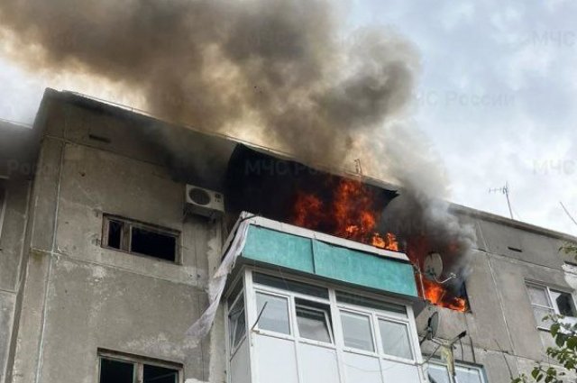 Из-за охватившего верхние этажи дома пламени спасателям пришлось эвакуировать около 70 человек.