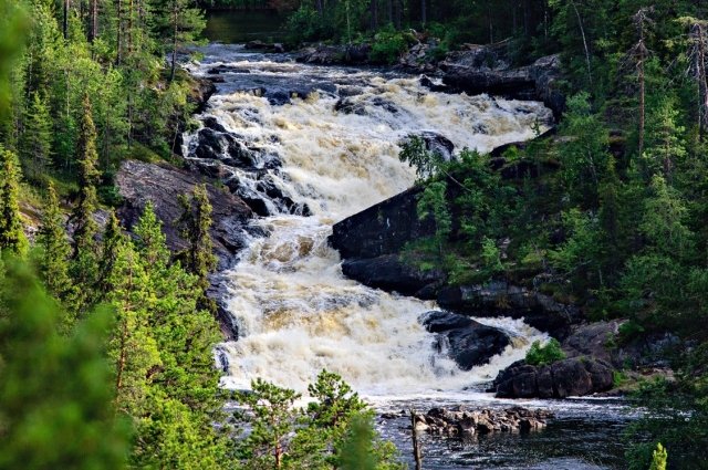 Водопад Куми-порог — самый крупный на севере Карелии.
