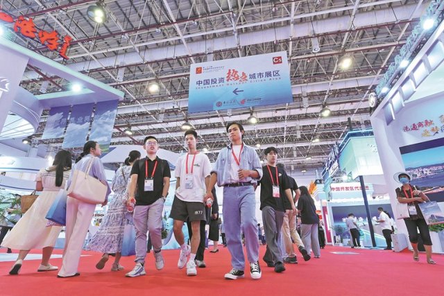 Посетители осматривают стенды во время 23-й Китайской международной ярмарки инвестиций и торговли в Сямэне, провинции Фуцзянь, в прошлом месяце.