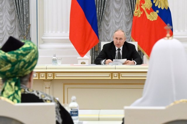 Владимир Путин во время встречи с представителями религиозных конфессий России.
