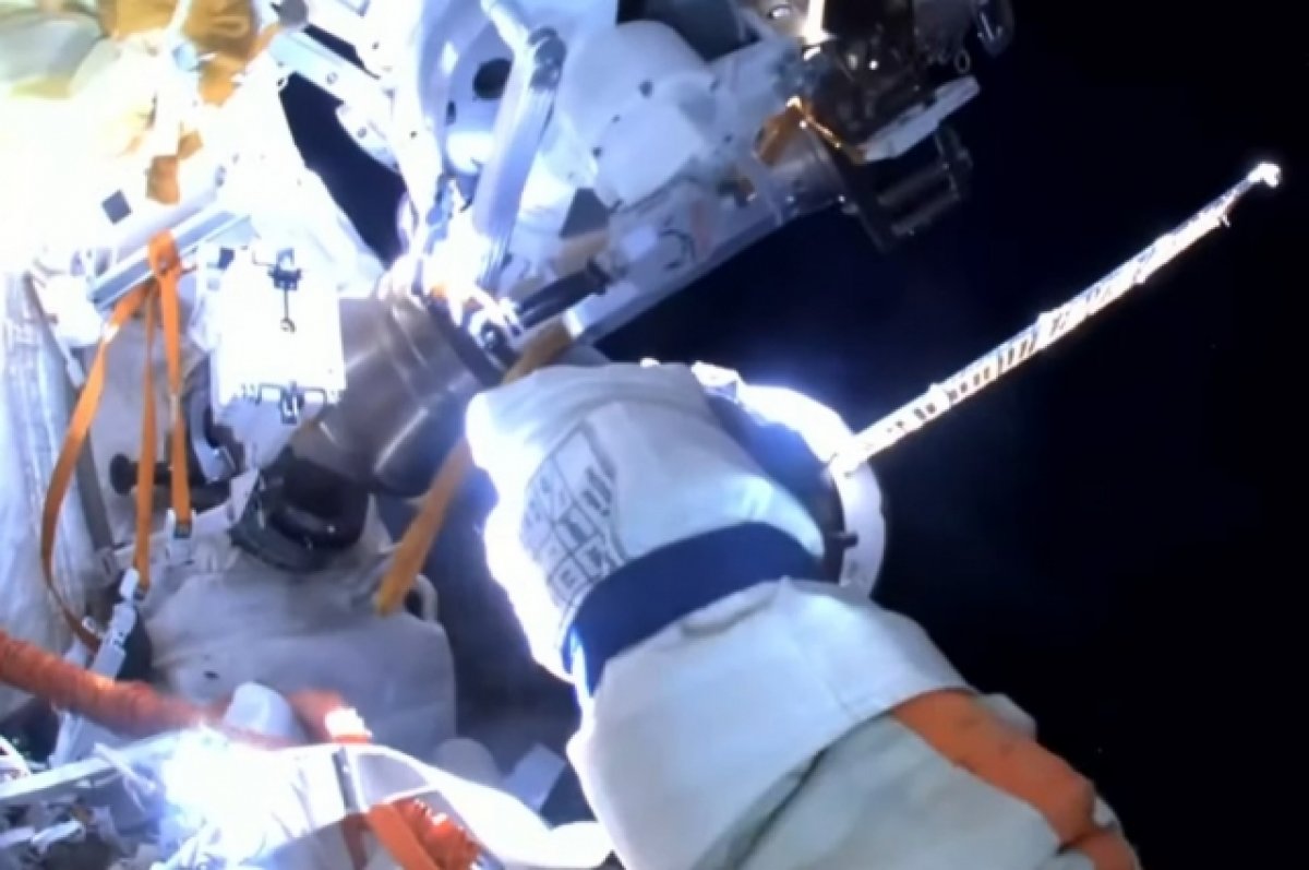 Космонавты Кононенко и Чуб готовятся к выходу в открытый космос