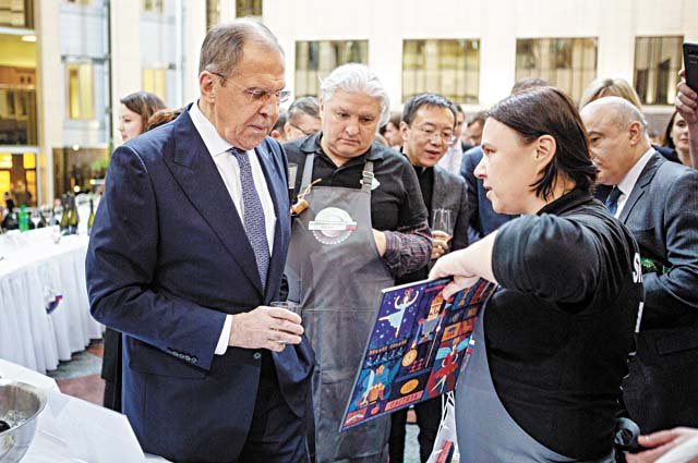 Министр иностранных дел РФ Сергей Лавров знакомится с продукцией пасеки из д. Юньга.