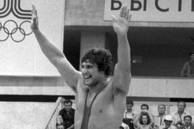 Александр Колчинский после победы в финальном поединке по классической борьбе на XXII Олимпийских играх, 1980 г.
