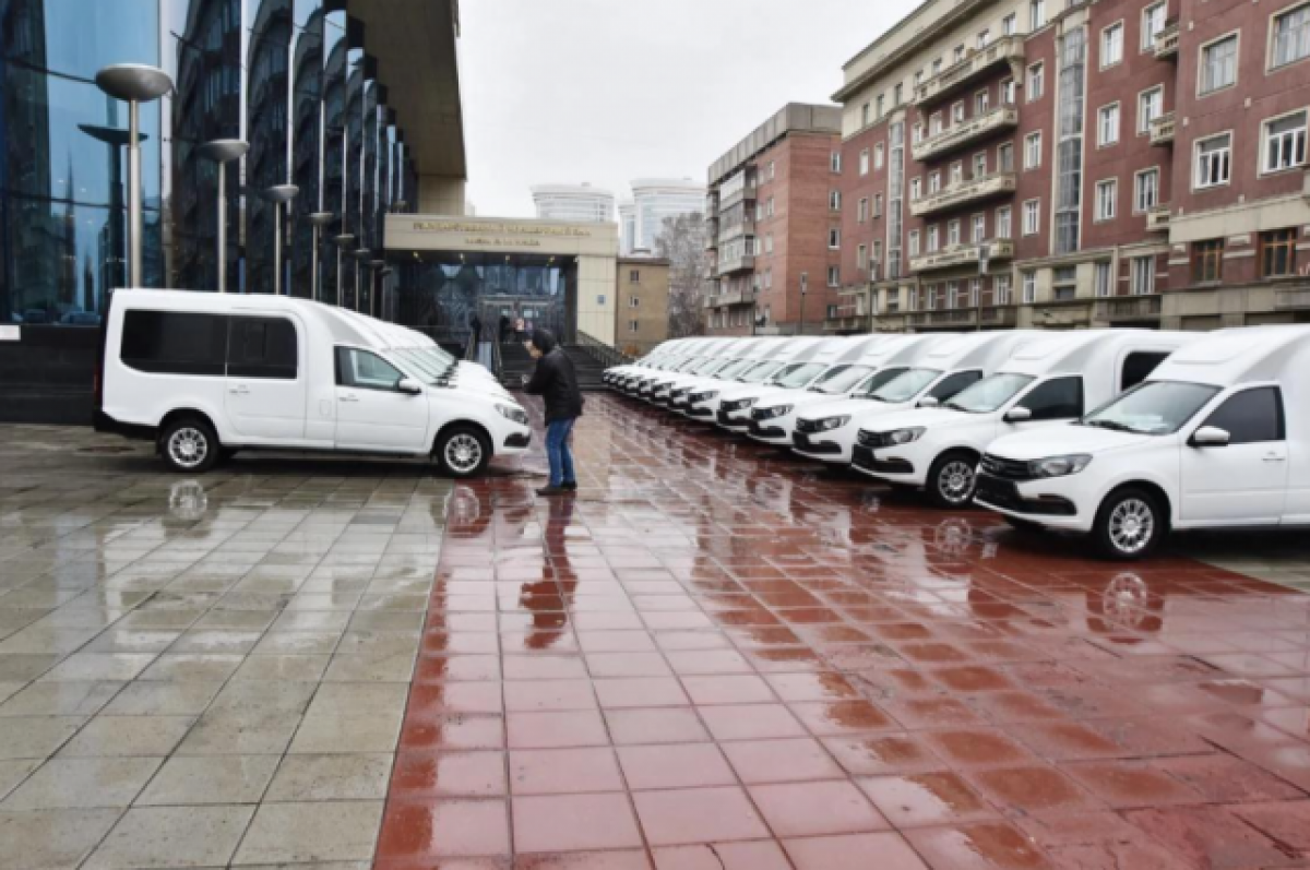 В Новосибирске многодетные семьи получили ключи от новых машин | АиФ  Новосибирск