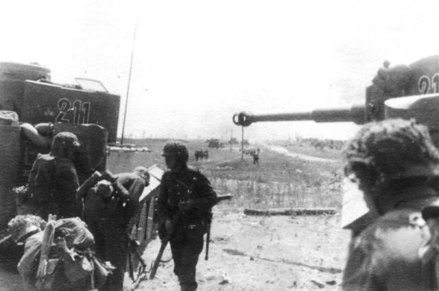Июль 1943 года. Бывшая Михайловка, сейчас Белгород. Вид с улицы Волчанской на Михайловское шоссе, немцы наступают.