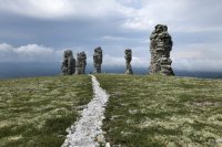 Каменные останцы на плато огромны. Их высота колеблется от 30 до 42 метров. Человек рядом со столбами кажется крохой.
