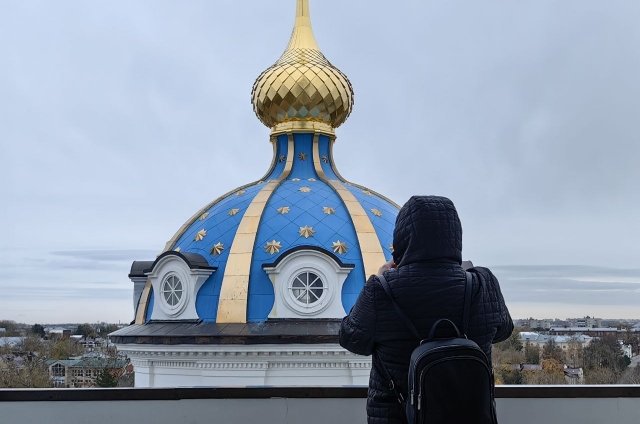 С колокольни можно рассмотреть купола Богоявленского собора.