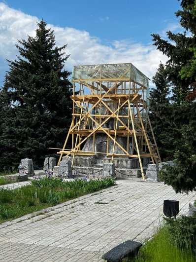 Реставрация памятника на братском захоронении воинов, погибших при освобождении Луганска в 1943 году.