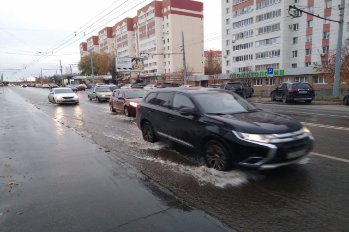 В Казани затопило проезжую часть улицы в Приволжском районе | АиФ Казань