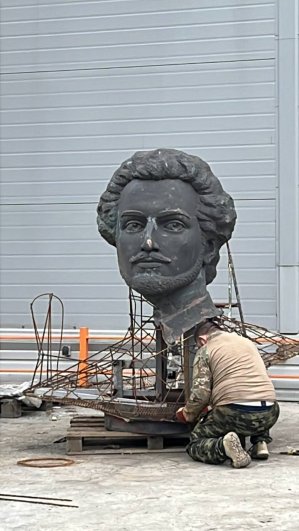 Реставрация памятника Архипу Куинджи в Мариуполе.