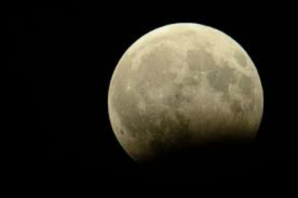 Освещенная часть луны. Поцелуй Луны и Сатурна. Луна Ставрополь. Луна в Ставрополе сегодня. Серебристая Луна.