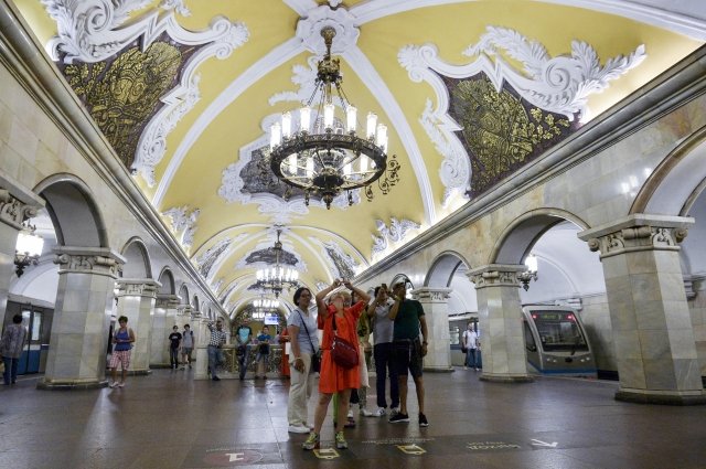 Станция метро «Комсомольская». 