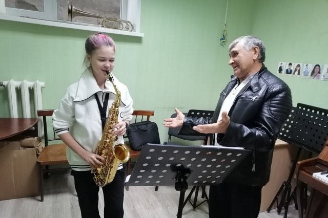 Хороший саксофон стоит десятки тысяч рублей, говорит Александр Булгак.