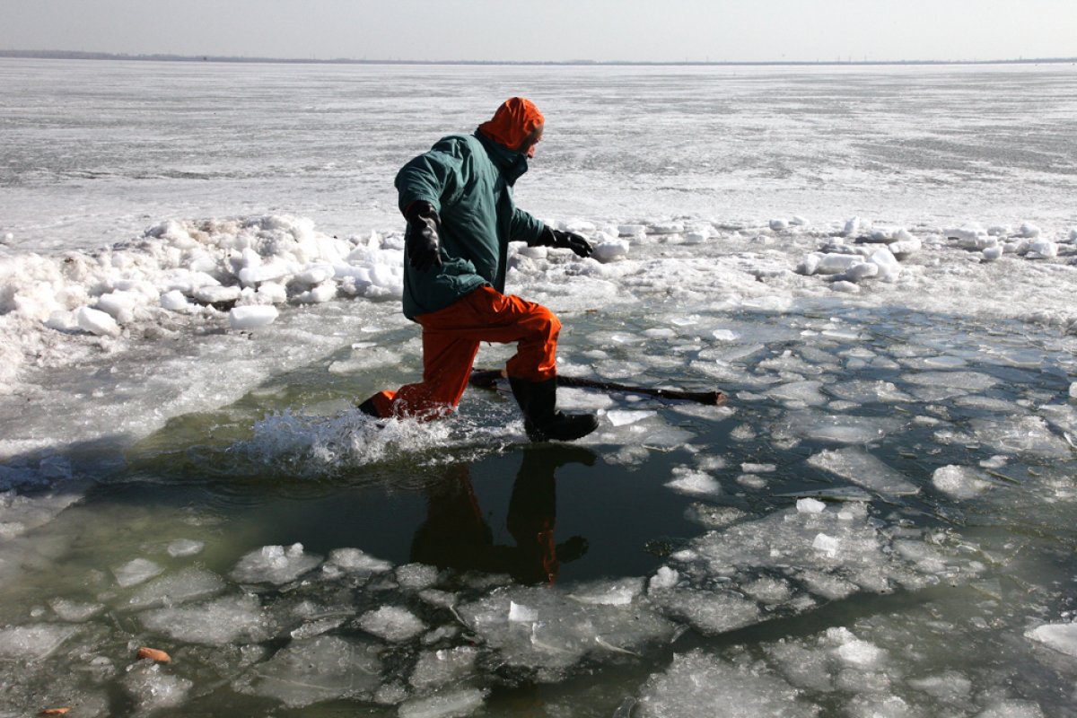 Пошел ли лед. Тонкий лед. Весенний лед опасен. Весенний лёд для рыбаков. Опасность весеннего льда для рыбаков.