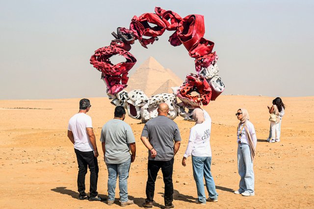 Выставка в Гизе: современное искусство на фоне пирамид