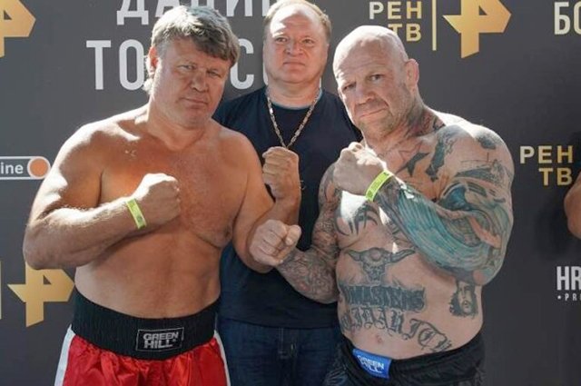 Олег Тактаров (на фото крайний слева) вернулся на ринг в поединке с Джеффом Монсоном (крайний справа).
