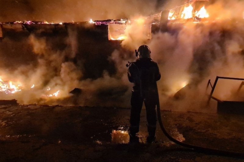 Пожар на складе в Ижевске тушат 29 октября.