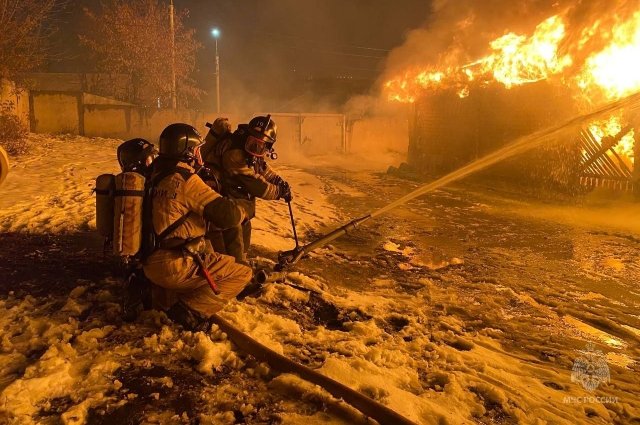 Площадь пожара составляет 3800 квадратных метров.