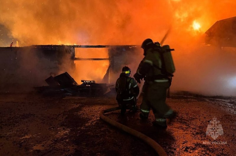 Пожар на складе в Ижевске тушат 29 октября.