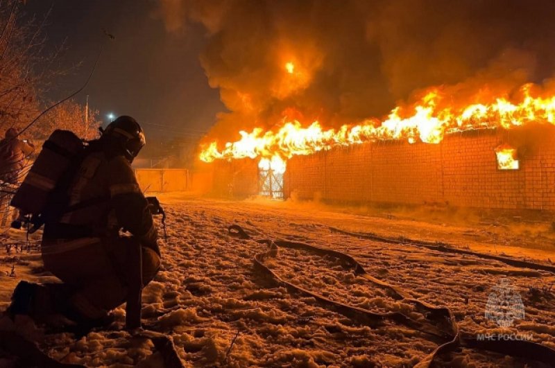 Пожар на складе в Ижевске тушат 29 октября.