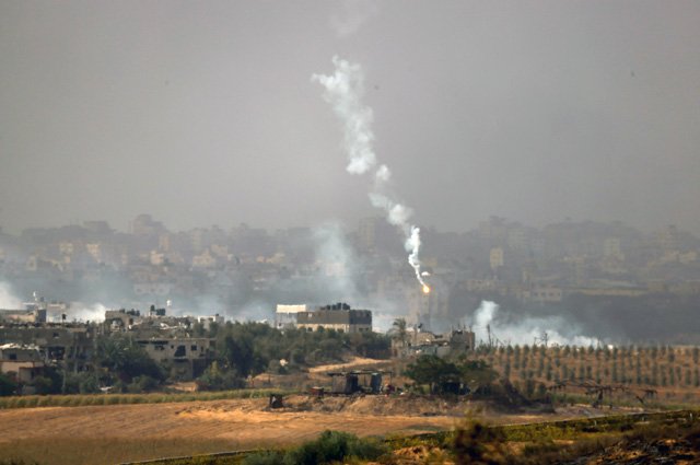 Ракета над палестинским городом Бейт-Ханун на севере сектора Газа, вид с юга Израиля.