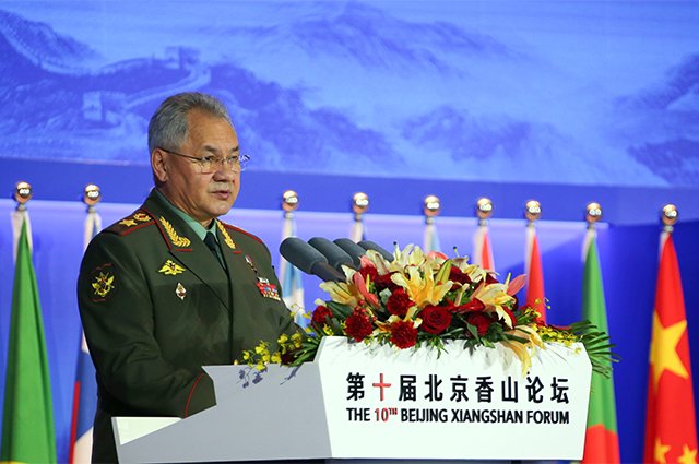 Министр обороны РФ Сергей Шойгу выступает на X Пекинском Сяншаньском форуме.