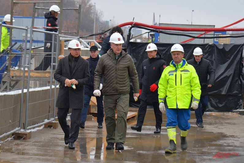 Руководитель Департамента строительства города Москвы Рафик Загрутдинов, мэр Москвы Сергей Собянин, заместитель мэра столицы по вопросам транспорта Максим Ликсутов и руководитель дивизиона по строительству метро АО «Мосинжпроект» Валерий Кивлюк.