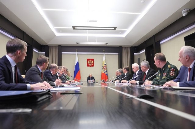 Владимир Путин проводит совещание с членами Совета Безопасности, Правительства и руководством силовых ведомств.