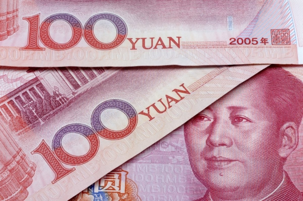 Курс юаня на Мосбирже упал ниже 12,5 рубля впервые с 11 июля