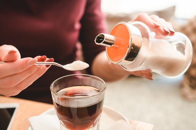 Правда ли, что пить чай или кофе с сахаром не вредно?