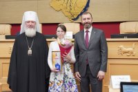 На встрече депутатов с представителями православной церкви состоялось награждение победителей детского творческого конкурса «Красота Божьего мира».