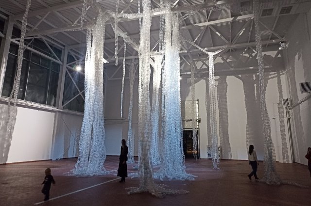 Инсталляция «Баньян» создана из более двух тысяч пластиковых бутылок.