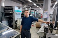 Александр - первый печатник машины «Хромосет», от исправной работы которой зависит выход многих газет Краснодарского края.