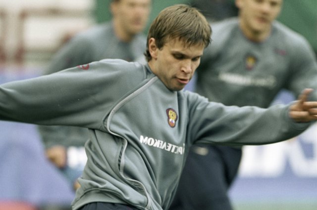 Защитник сборной команды России по футболу, игрок команды «Торпедо» Алексей Бугаев, 2004 г.