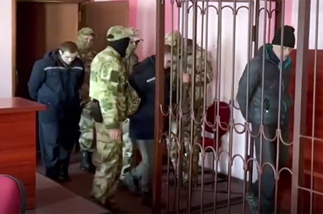 Обвиняемые солдаты ВСУ в зале суда.