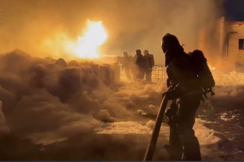 Ангар с топливными бочками загорелся на улице Промышленной в Перми.