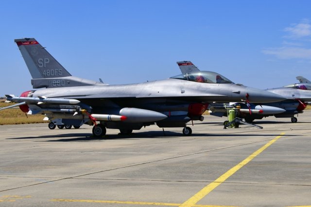 Истребитель F-16 Fighting Falcons, США.