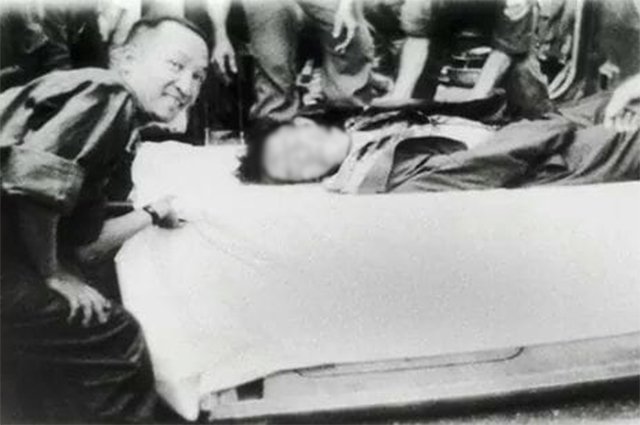 Тело Нго Динь Зьема и офицер АРВН, военный переворот 1963 г.