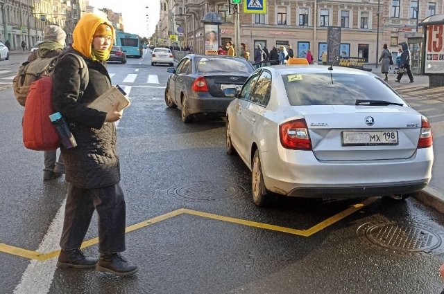 Закрывать номера не брезгуют, как обычные автомобилисты, так и подрабатывающие извозом граждане.