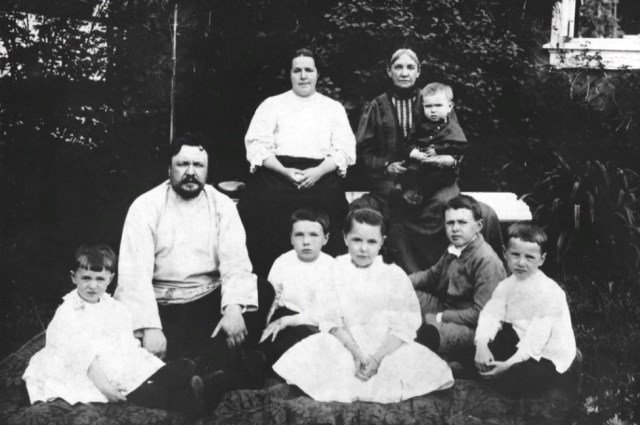 «Бабушка Глаша» (справа наверху) часто брала внуков на праздник окончания семестра в епархиальное училище.